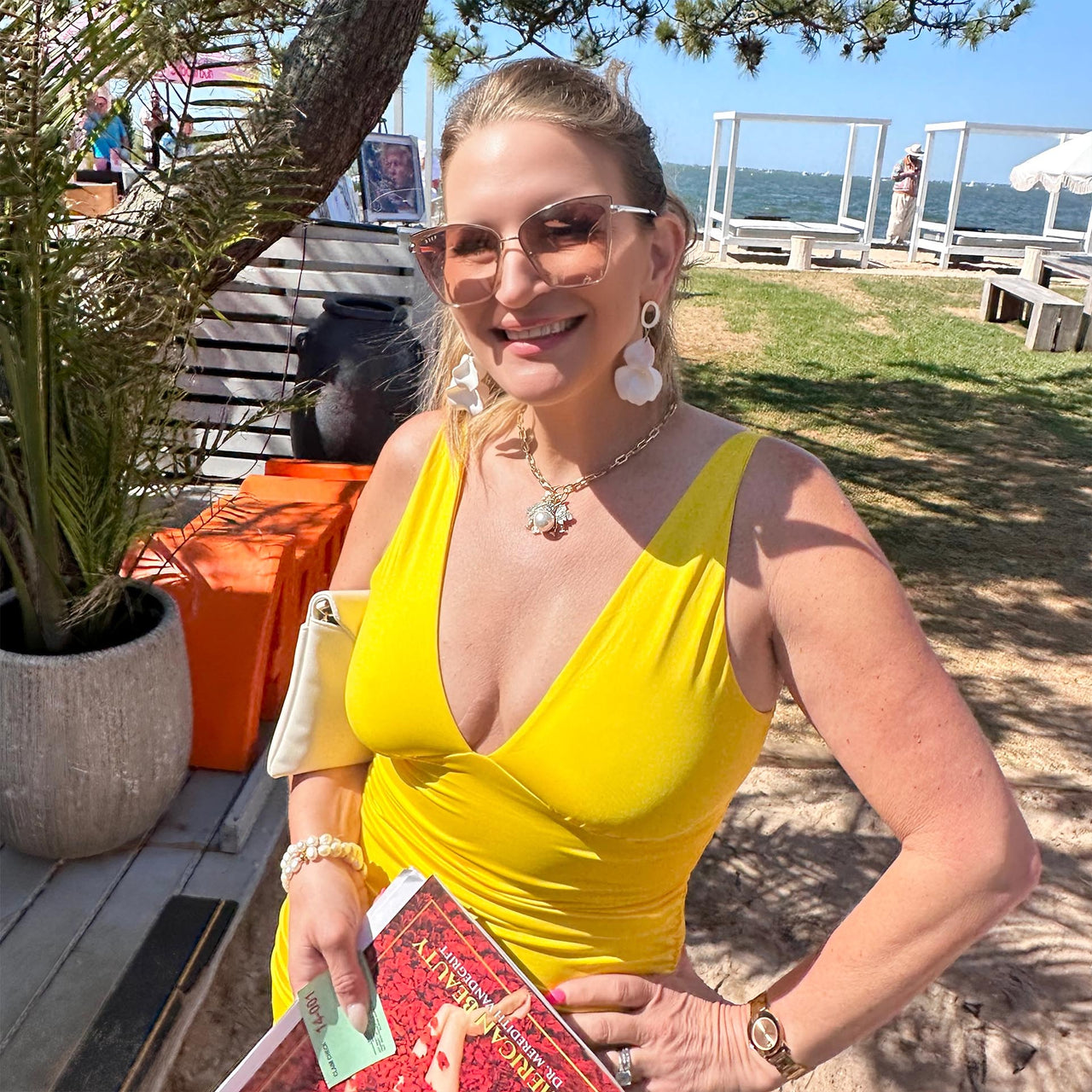 Lindsay wearing the queen been necklace in a pearl